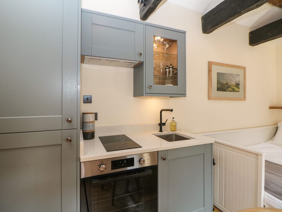 Cottage | Private kitchen | Fridge, electric kettle, toaster, cookware/dishes/utensils