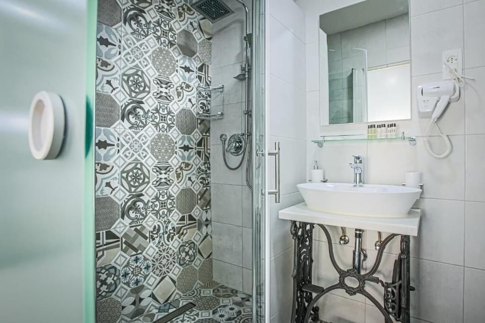 Junior Studio | Bathroom | Shower, hair dryer, slippers, towels