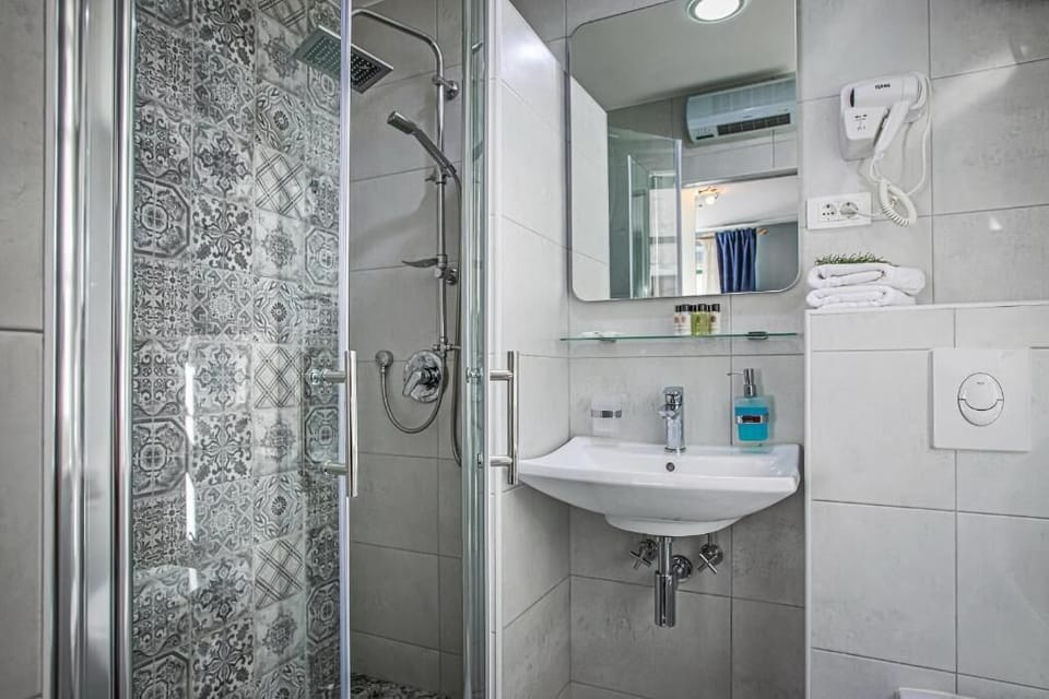 Superior Double Room | Bathroom | Shower, hair dryer, slippers, towels