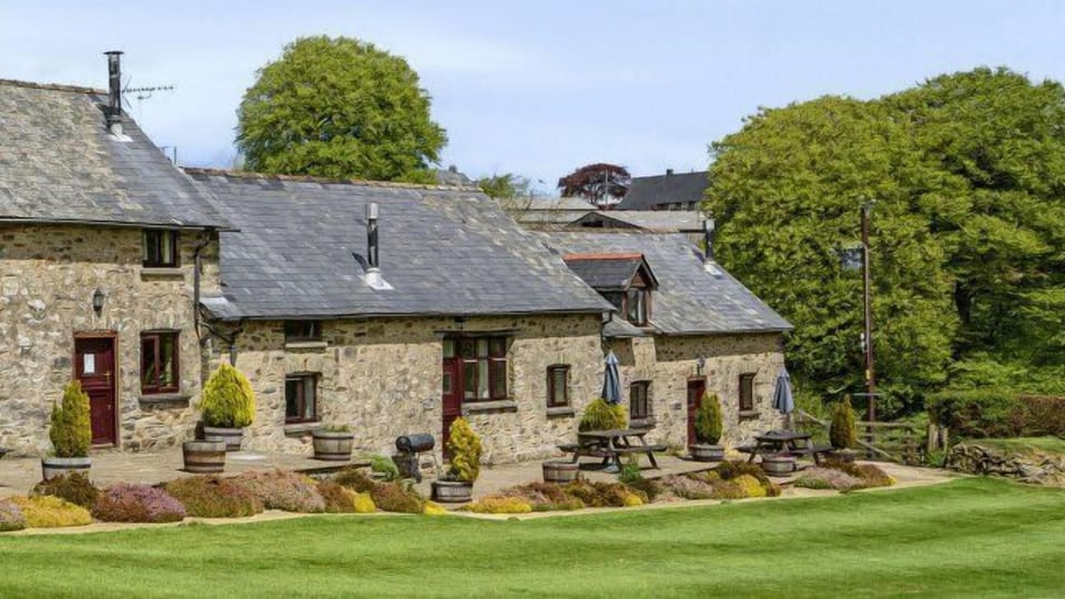 Kiri cottage (centre)
