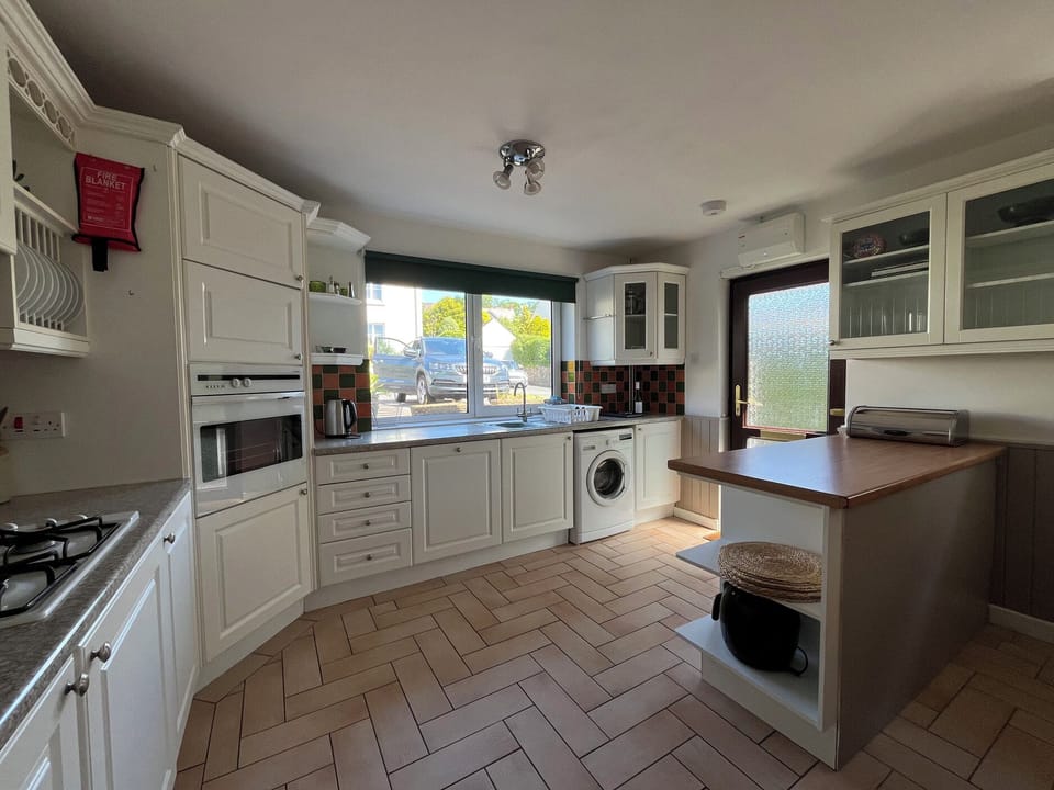 Cottage | Private kitchen | Fridge, dishwasher, electric kettle, toaster