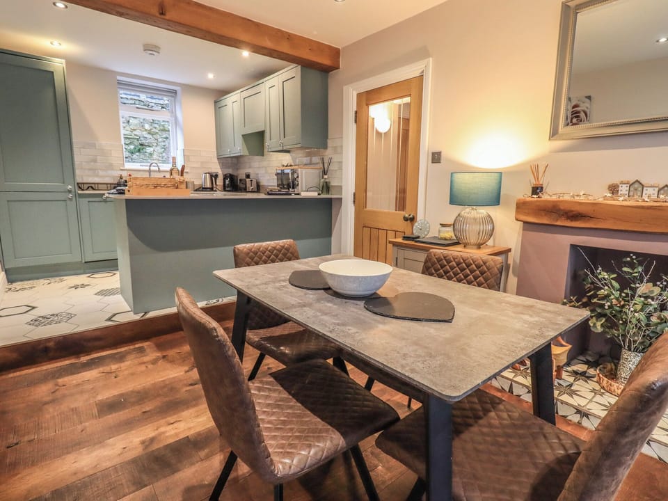 Cottage | Dining