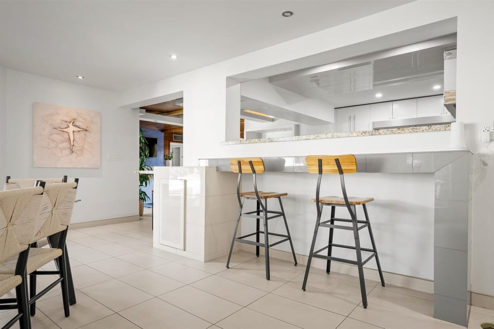 Additional bar stools around the corner of the kitchen