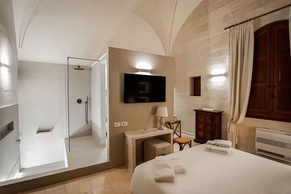 Junior Room | Minibar, in-room safe, desk, soundproofing