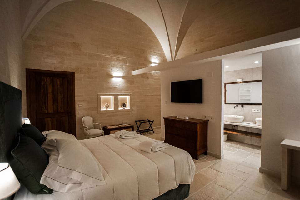 Deluxe Room, 1 King Bed | Minibar, in-room safe, desk, soundproofing