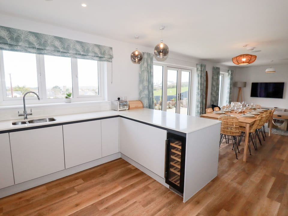 Cottage | Private kitchen | Fridge, electric kettle, toaster, cookware/dishes/utensils