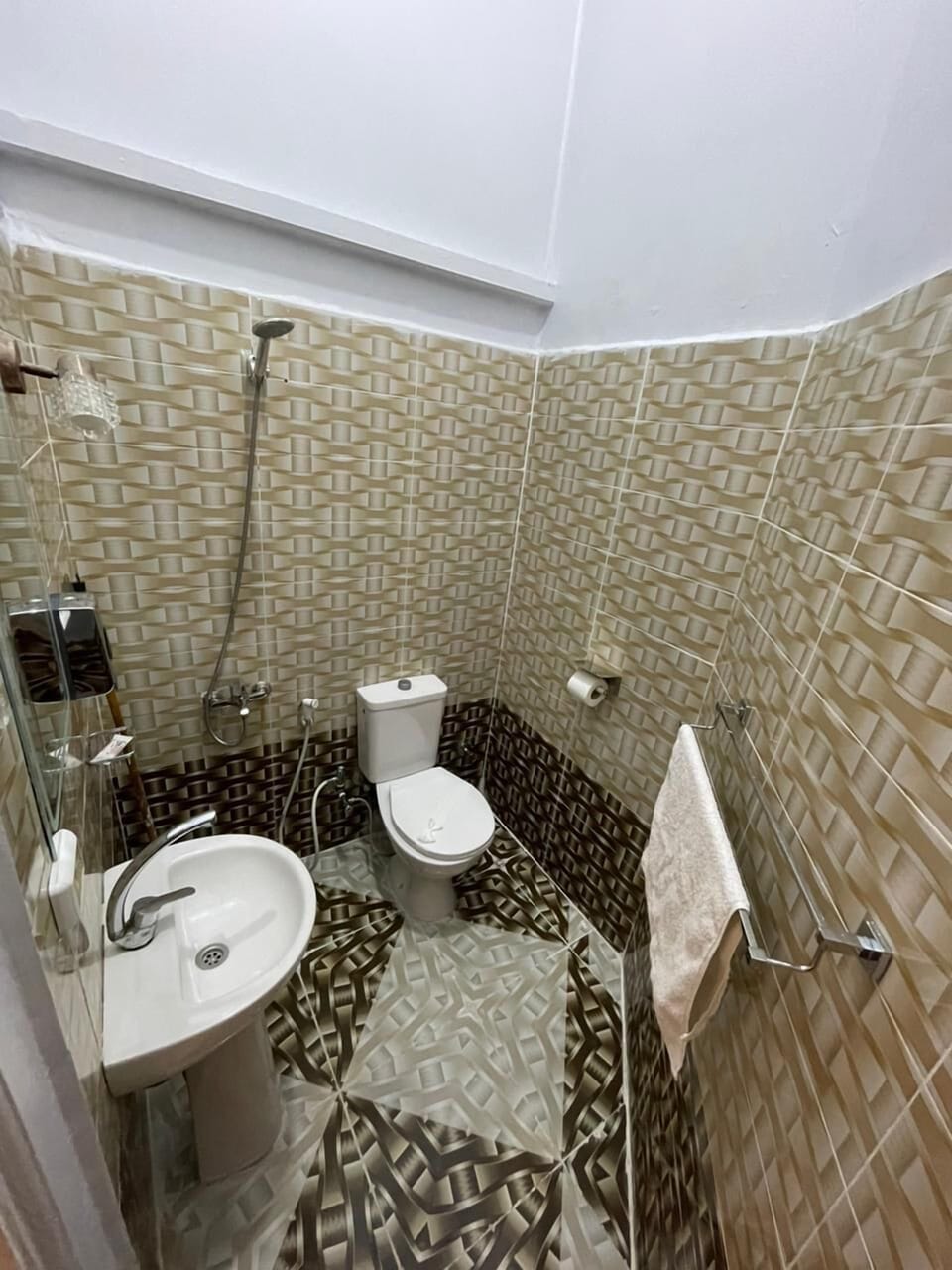 Deluxe Double Room, 2 Twin Beds | Bathroom | Combined shower/tub, jetted tub, rainfall showerhead, free toiletries