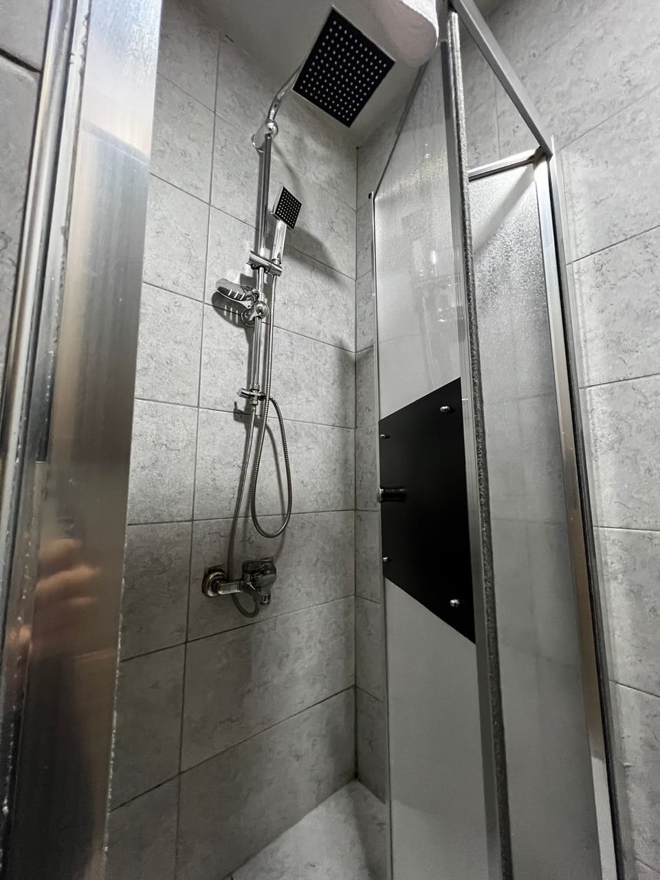 Standard Double Room | Bathroom | Combined shower/tub, rainfall showerhead, slippers, bidet