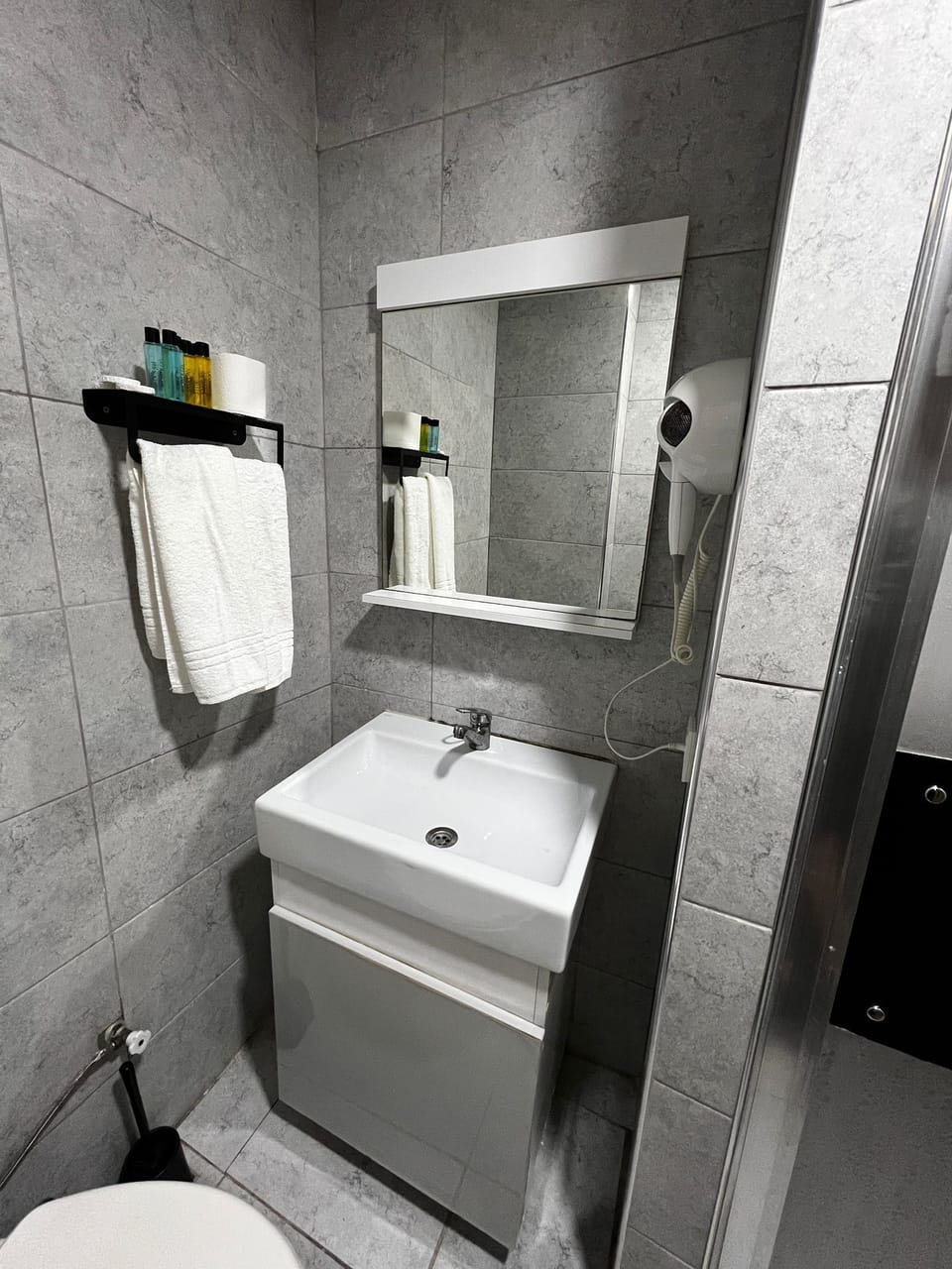 Standard Double Room | Bathroom | Combined shower/tub, rainfall showerhead, slippers, bidet