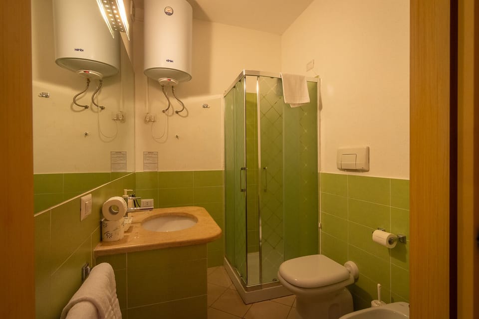 Quadruple Room | Bathroom | Shower, rainfall showerhead, free toiletries, hair dryer
