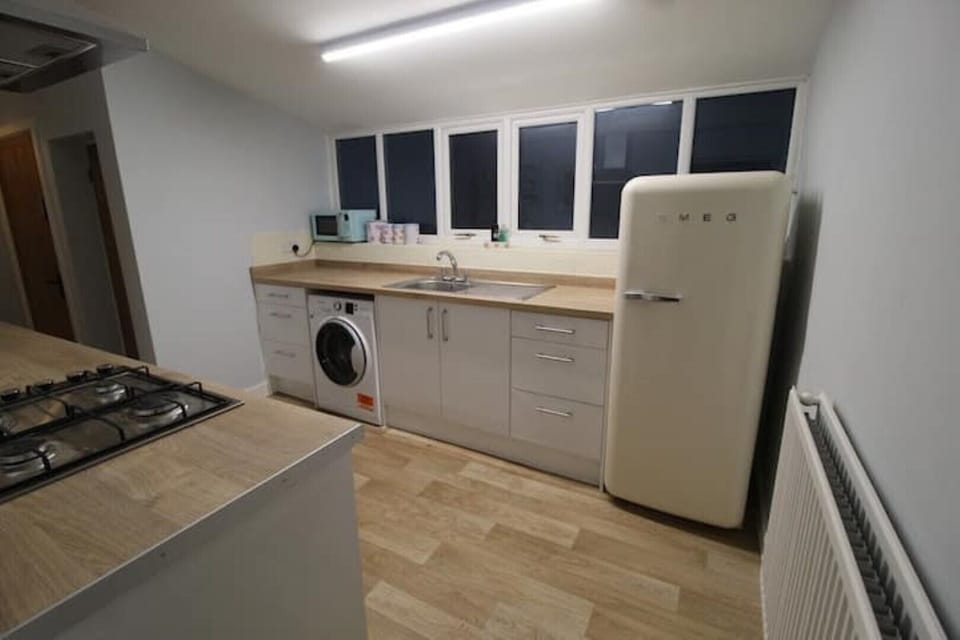 Well equipped kitchen with oven, hob and microwave. 