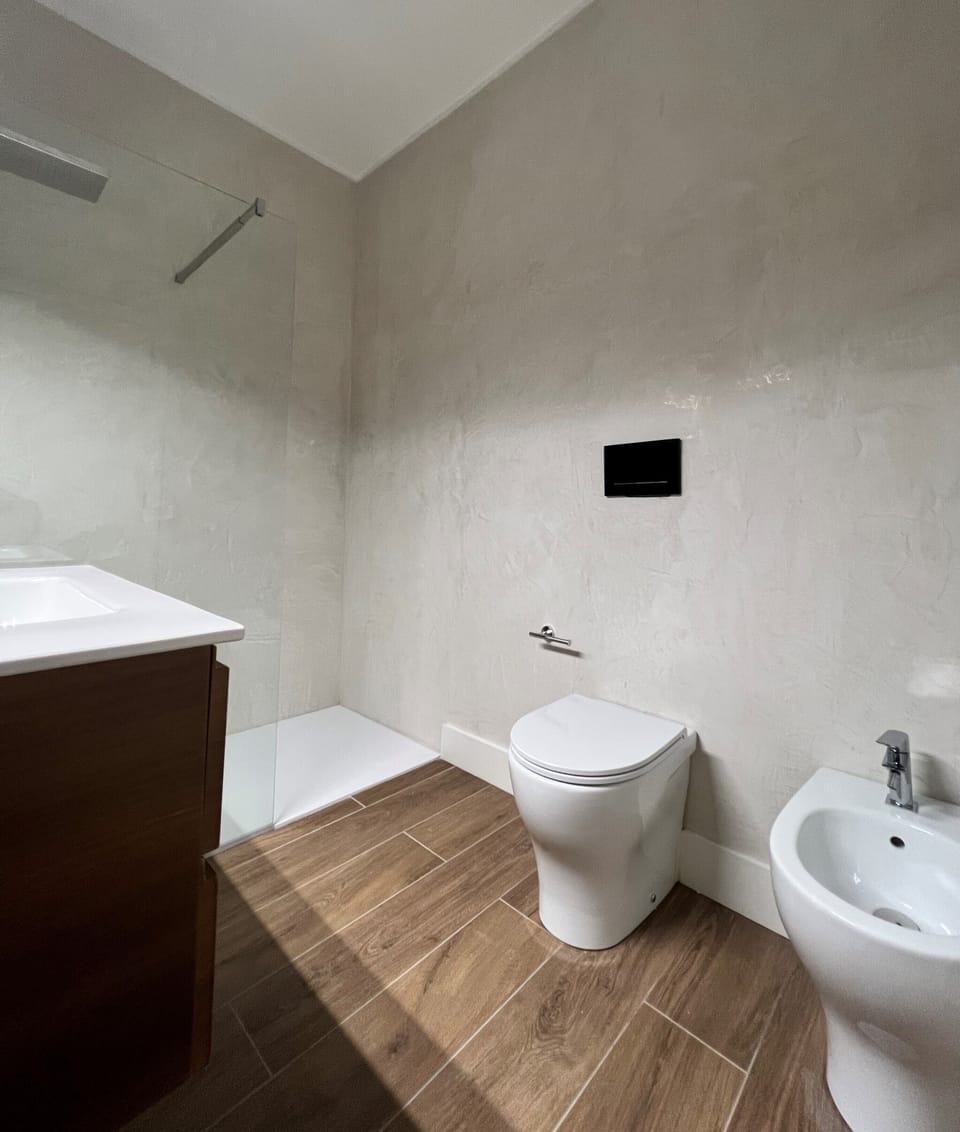 Shower, rainfall showerhead, free toiletries, hair dryer