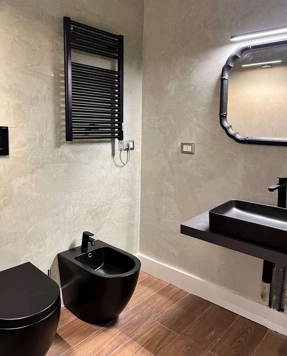 Junior Suite | Bathroom | Shower, rainfall showerhead, free toiletries, hair dryer