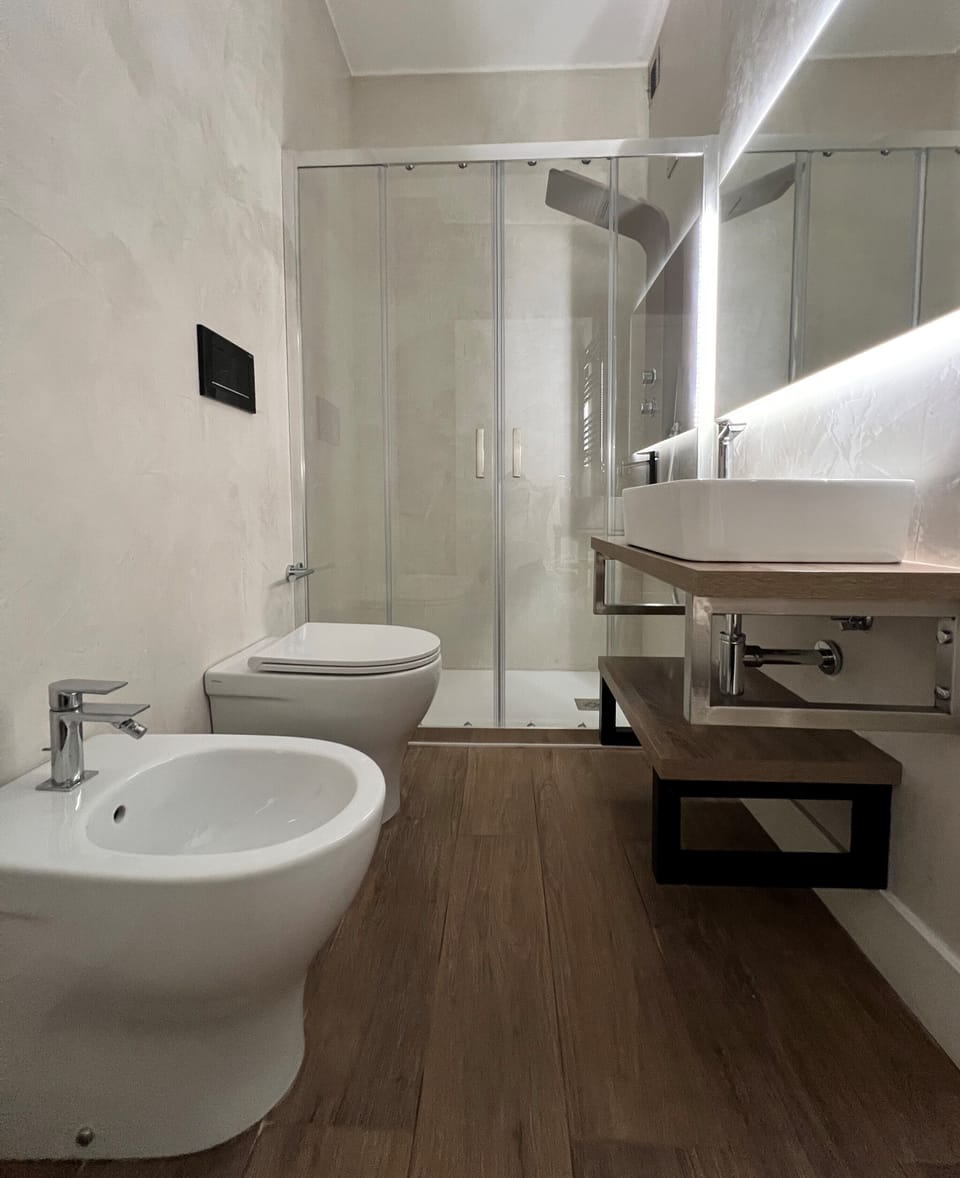 Family Room | Bathroom | Shower, rainfall showerhead, free toiletries, hair dryer