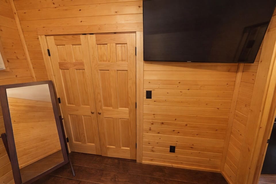 Cabin201120bedroom20closet202