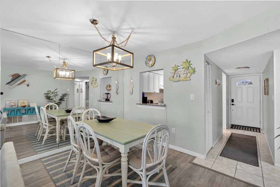 Enjoy your meals in this vibrant and inviting space. The playful decor and welcoming light create a perfect ambiance for unforgettable moments with loved ones.
