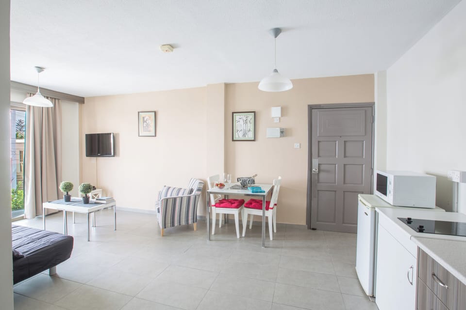 Apartment, 1 Bedroom, Balcony, City View | Interior