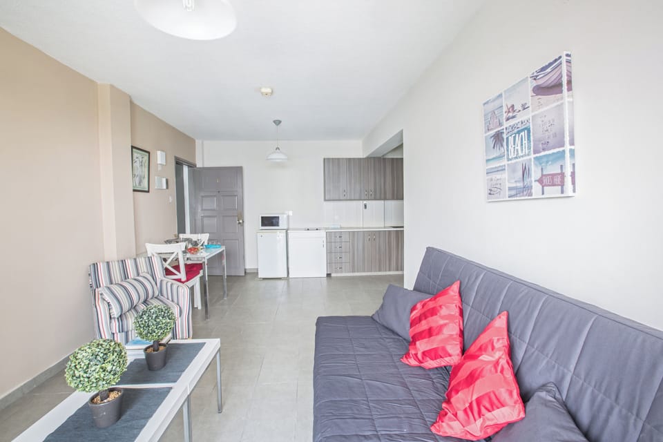Apartment, 1 Bedroom, Balcony, City View | Living area