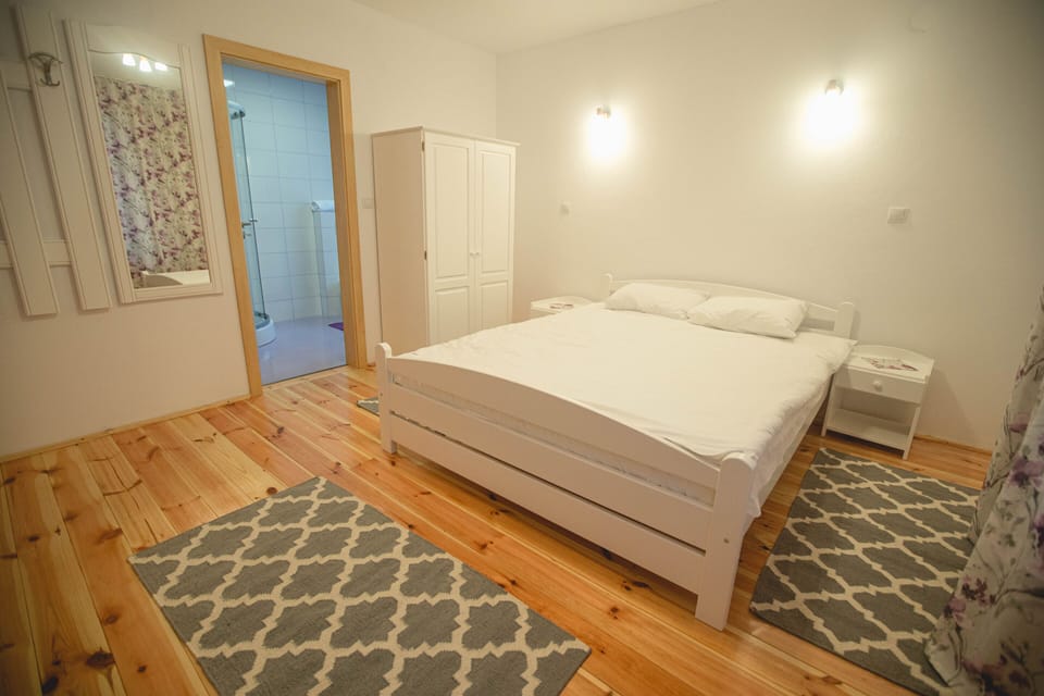 Classic Room | Hypo-allergenic bedding, desk, blackout drapes, soundproofing