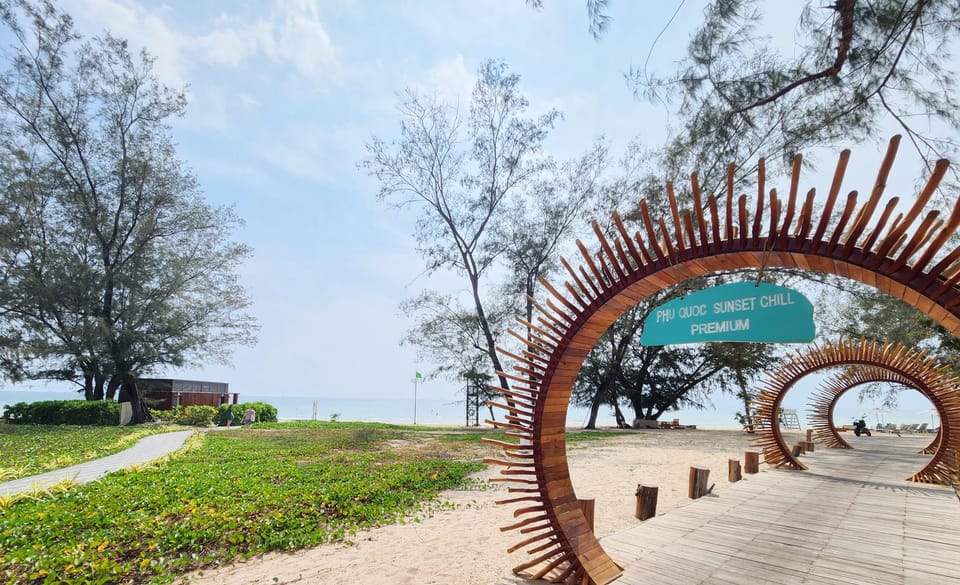 On the beach, free beach shuttle, beach bar