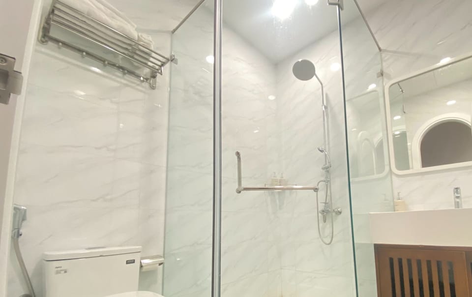 Standard Triple Room, Multiple Beds, Ground Floor | Bathroom | Shower, rainfall showerhead, hair dryer, slippers