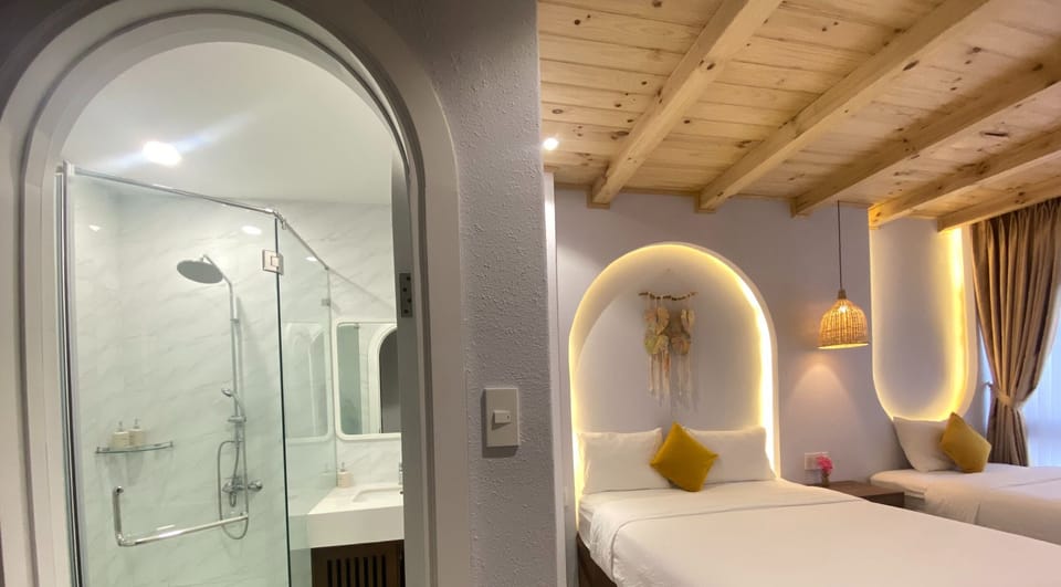 Standard Triple Room, Multiple Beds, Ground Floor | Bathroom | Shower, rainfall showerhead, hair dryer, slippers