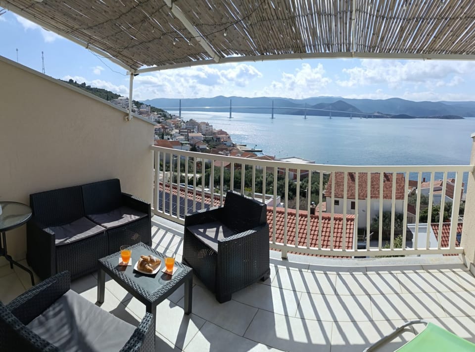 Apartment (One Bedroom Apartment with Terrace an) | Balcony