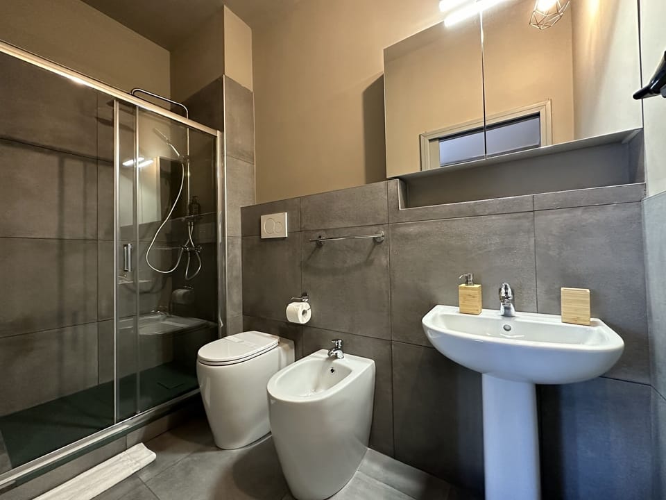 Executive Room, 1 Bedroom, Balcony, City View | Bathroom | Shower, hair dryer, bathrobes, bidet