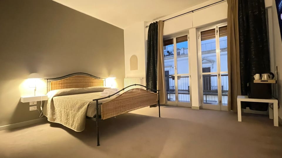 Executive Room, 1 Bedroom, Balcony, City View | Premium bedding, down comforters, pillowtop beds, desk