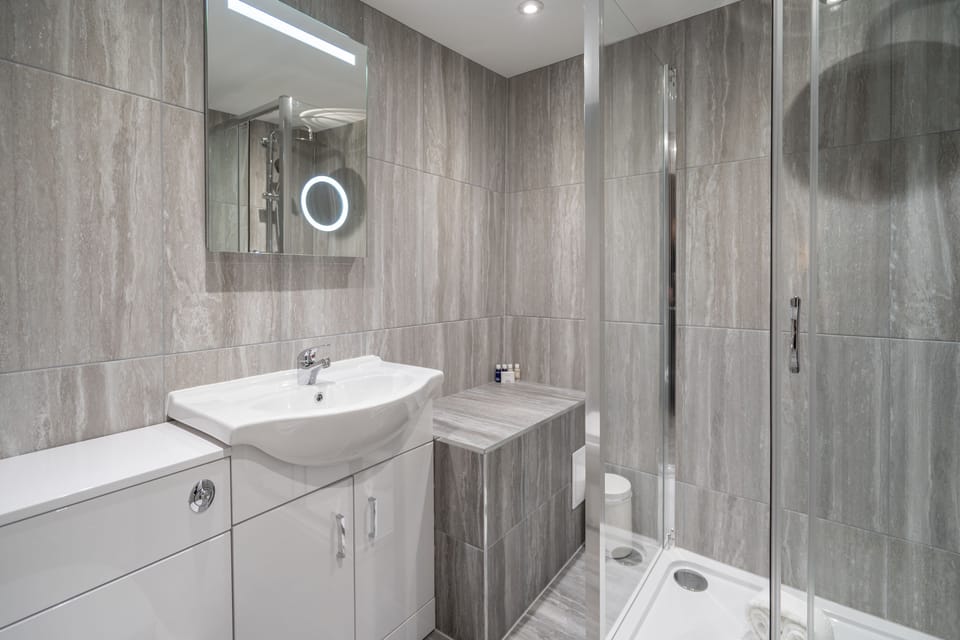 Double Room (Crown) | Bathroom | Combined shower/tub, hair dryer, towels