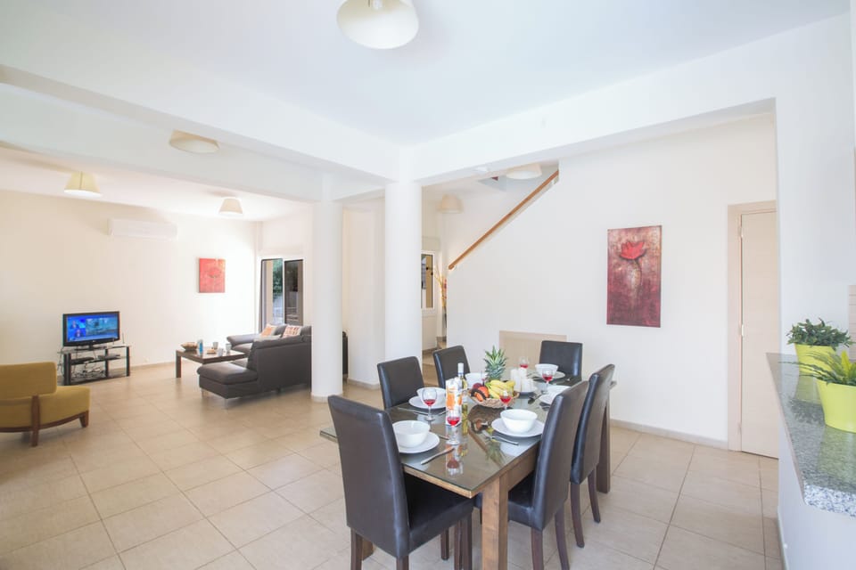 Villa, 3 Bedrooms, Private Pool, Garden View | Dining