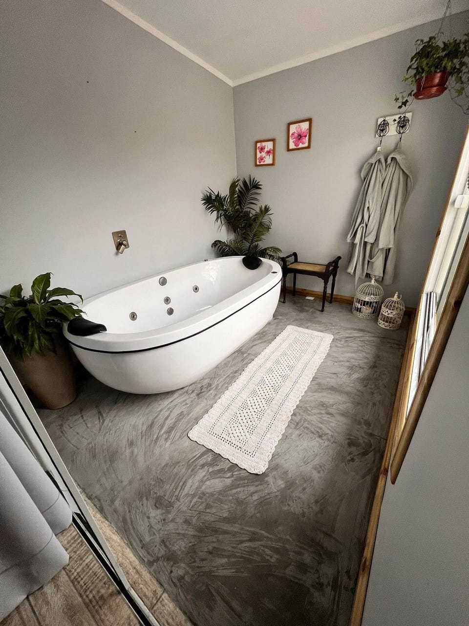 Luxury Suite | Bathroom | Shower, hydromassage showerhead, hair dryer, towels
