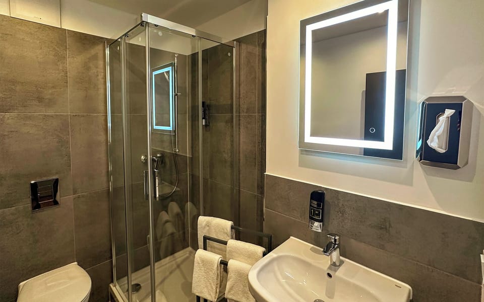Shower, hair dryer, towels