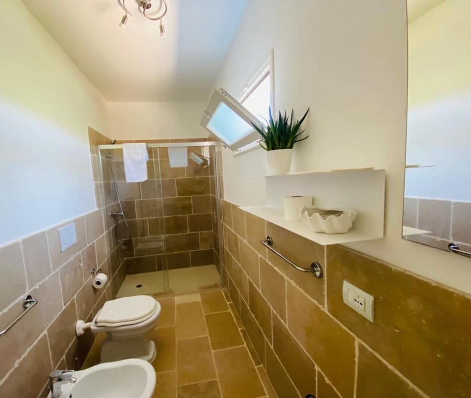 Traditional Triple Room | Bathroom | Rainfall showerhead, free toiletries, hair dryer, bathrobes
