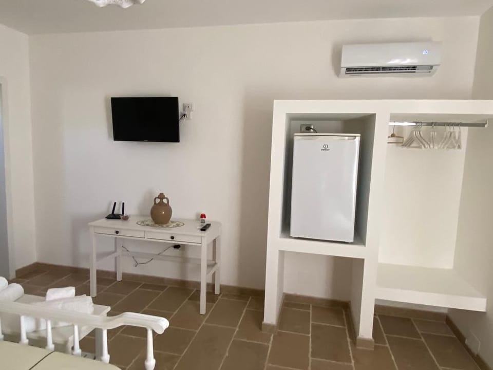 Traditional Triple Room | Blackout drapes, soundproofing, free WiFi, bed sheets