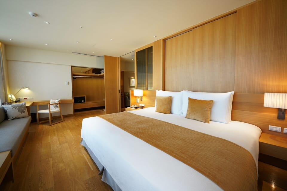 Premier Suite King | In-room safe, desk, blackout drapes, iron/ironing board