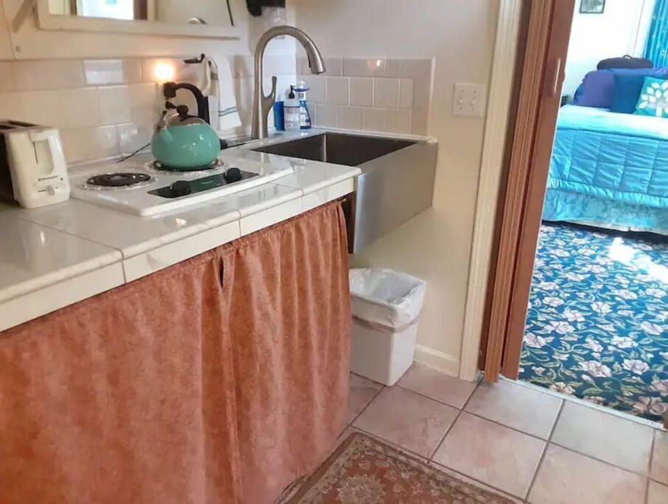 kitchenette, w/microwave, 2 burners, small fridge, keurig, french press & dishes