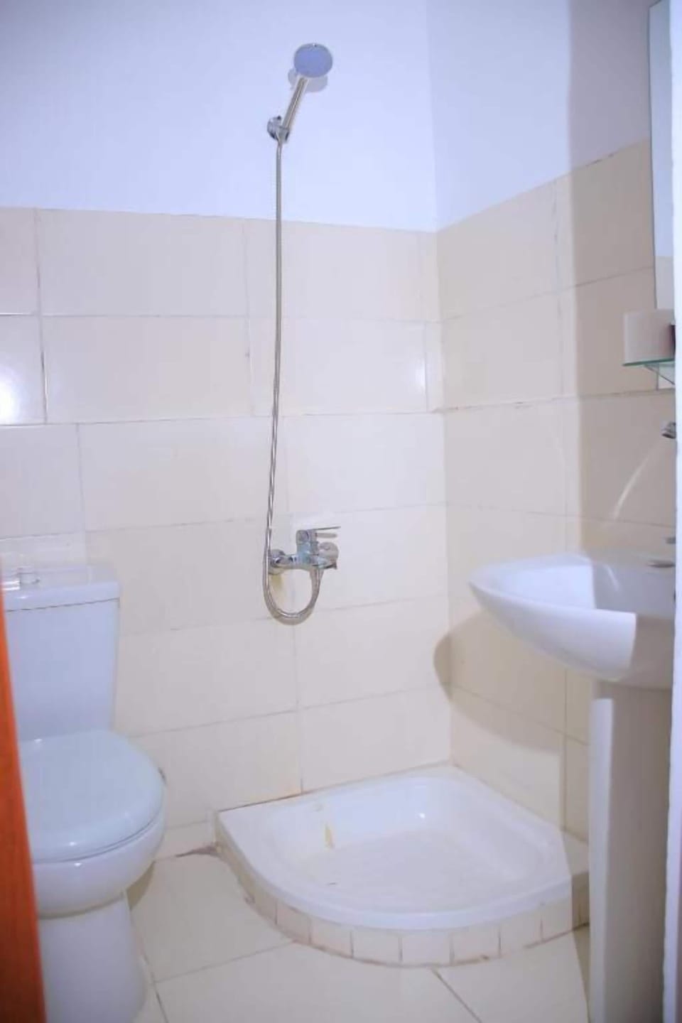 Combined shower/tub, hair dryer, slippers, bidet