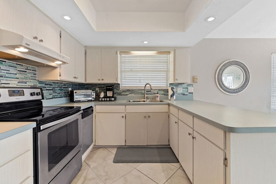 Full Kitchen with everything you need to prepare a meal!
