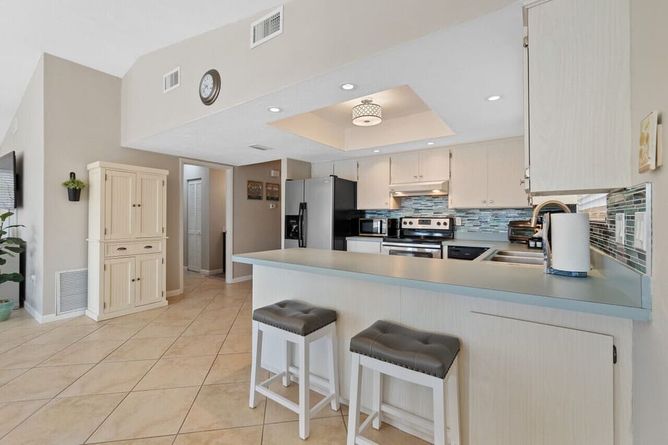 Full Kitchen with island seating