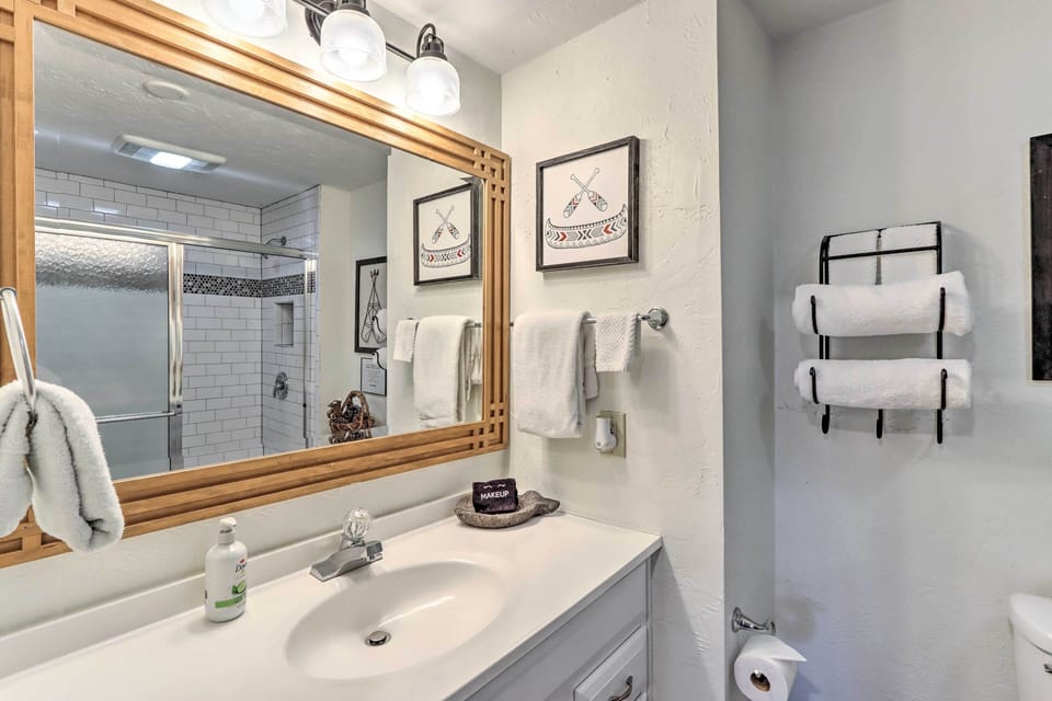 Full Bathroom | Towels Provided | Ground Floor