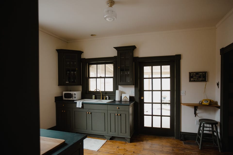 Riverhouse Apt Kitchen Detail