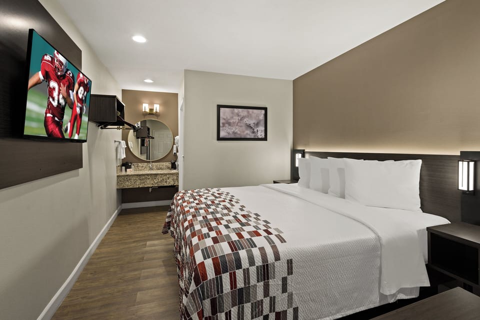 Superior Room, 1 King Bed, Non Smoking | Desk, laptop workspace, free WiFi, bed sheets