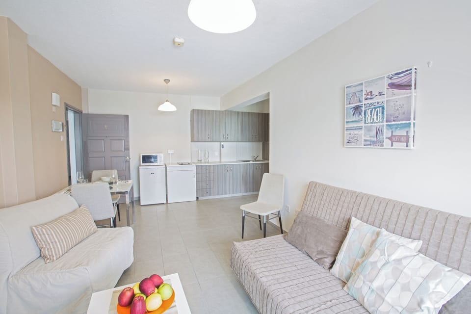 Apartment, 1 Bedroom, Balcony, City View | Living area