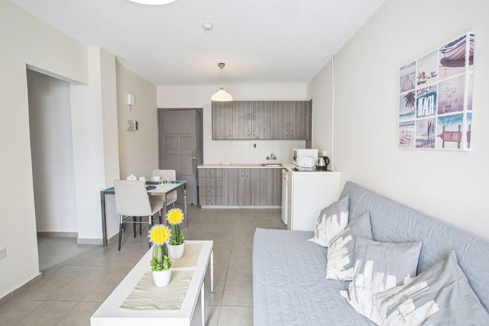 Apartment, 1 Bedroom, Balcony, City View | Living area