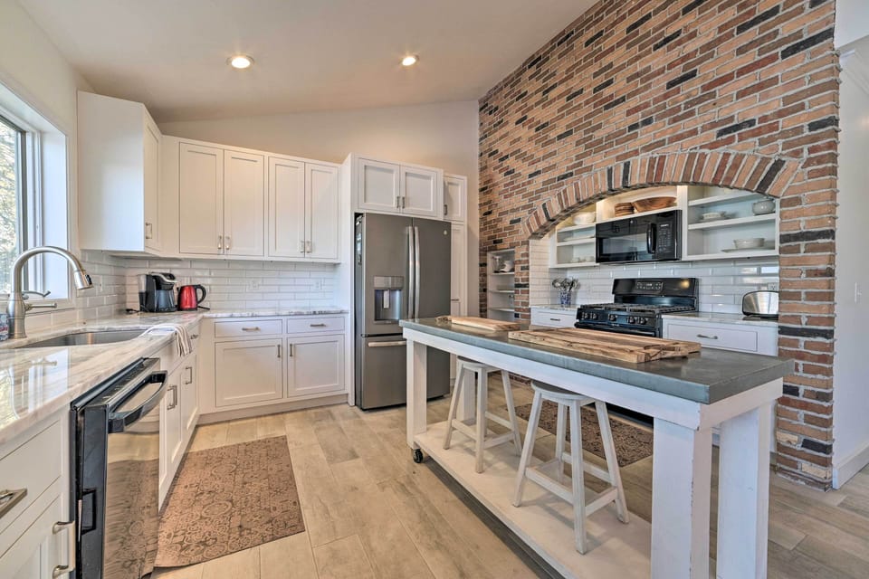 Kitchen | Coffee Maker | Trash Bags & Paper Towels Provided