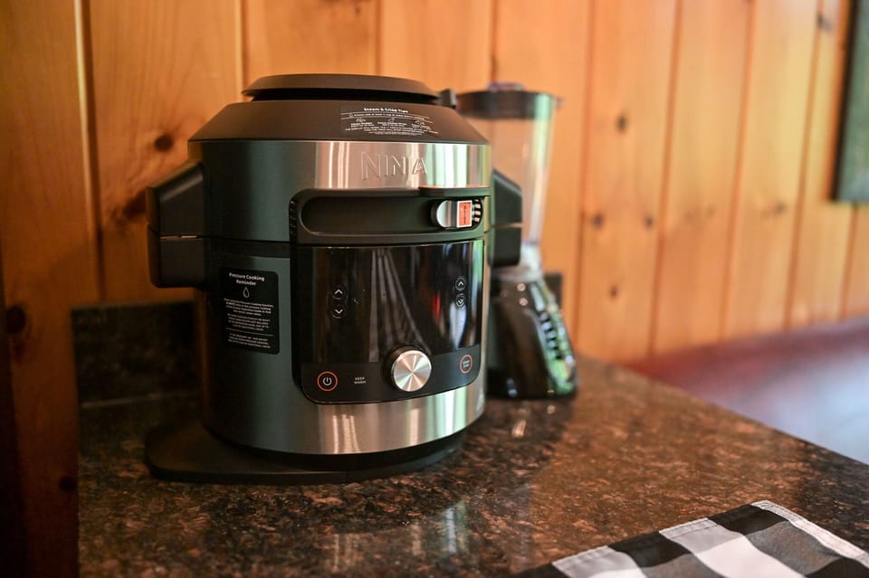Kitchen complete with Ninja Instant and Airfryer 