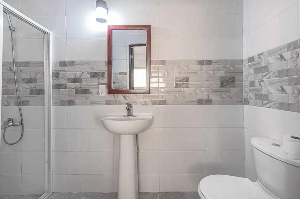 Room, 1 Bedroom, Accessible, Smoking | Bathroom | Free toiletries, towels