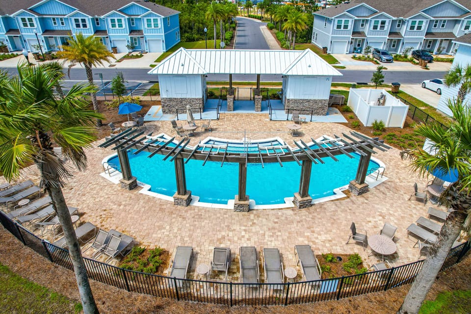 Spacious community pool.