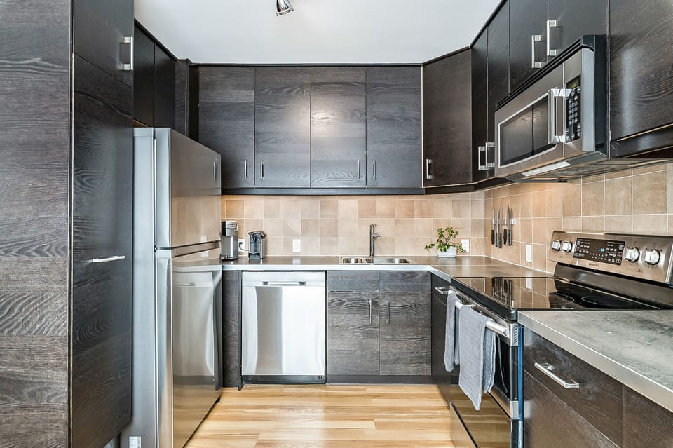 Gourmet kitchen with 4 new stainless steel appliances